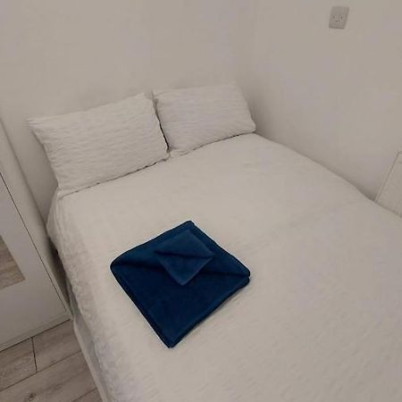 Double En-Suite Room Available In 3 Bed Apt Λονδίνο Εξωτερικό φωτογραφία