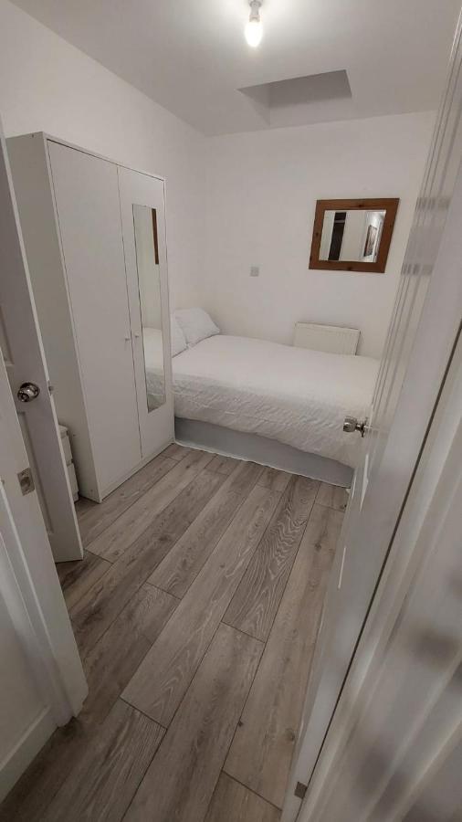 Double En-Suite Room Available In 3 Bed Apt Λονδίνο Εξωτερικό φωτογραφία