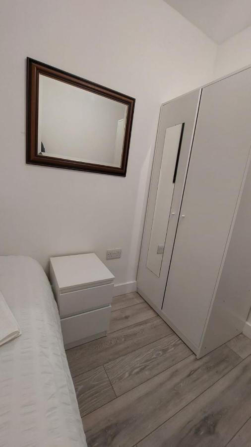 Double En-Suite Room Available In 3 Bed Apt Λονδίνο Εξωτερικό φωτογραφία